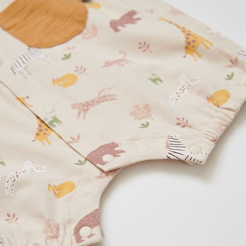 動物樂園滿版印花雙口袋短袖兔裝