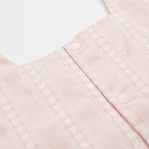 小香兔蕾絲刺繡荷葉邊袖上衣