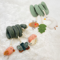 【網路獨家】純棉連帽圍裙式寶寶浴巾禮盒 100x100cm+捲捲安撫玩具