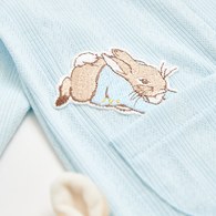 比得兔 可愛小兔妙妙裝禮盒/連身衣4件組禮盒 (妙妙裝+手搖鈴+帽子+襪子)