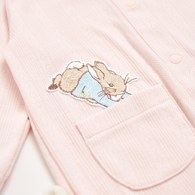 比得兔 可愛小兔妙妙裝禮盒/連身衣4件組禮盒 (妙妙裝+手搖鈴+帽子+襪子)