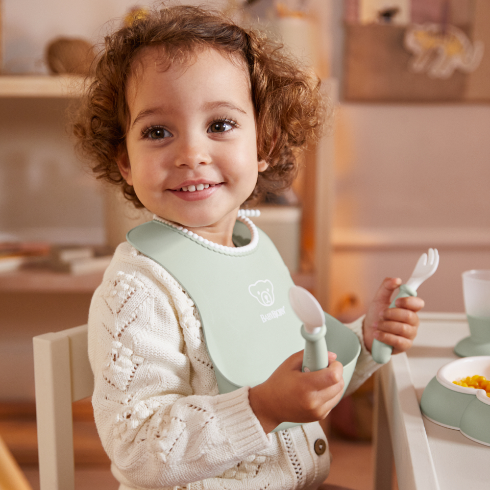 BabyBj&ouml;rn 軟膠珠邊防屑圍兜